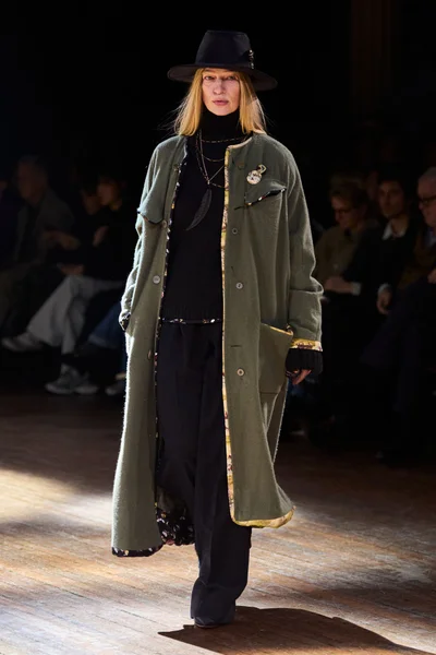 Look 16